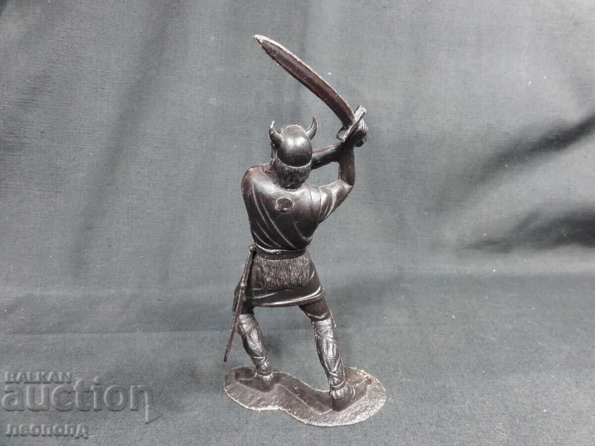 Licitație VECHE FIGURINĂ RETRO SOVIETICĂ DIN PLASTIC VIKING