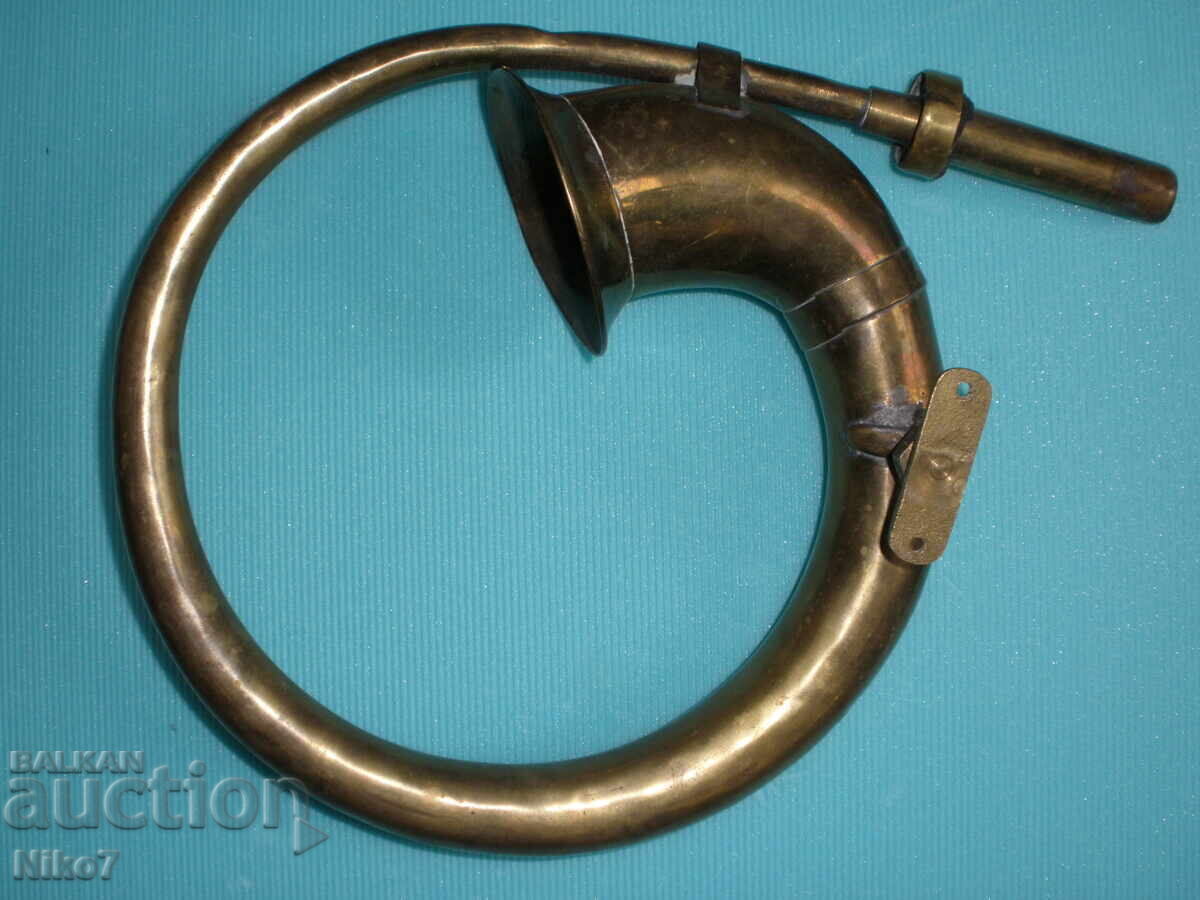 Veche, trompetă de cupru, claxon pentru mașină retro (caleașcă) cu preț € 54.99 | 107.55 BGN Veche, trompetă de cupru, claxon pentru mașină retro (caleașcă) cu preț € 54.99 | 107.55 BGN