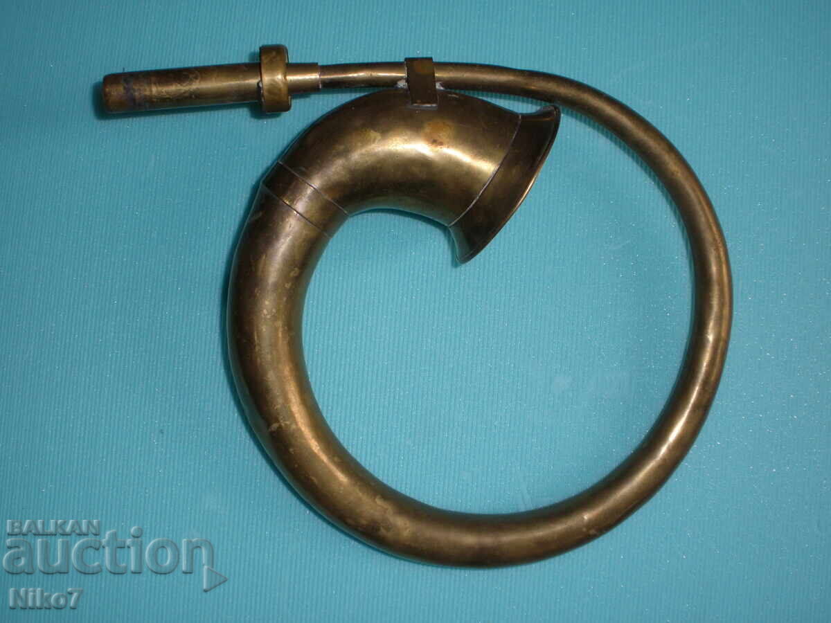 Παλιά, χάλκινη τρομπέτα, κόρνα για ρετρό αυτοκίνητο (φαέτων) Παλιά, χάλκινη τρομπέτα, κόρνα για ρετρό αυτοκίνητο (φαέτων)