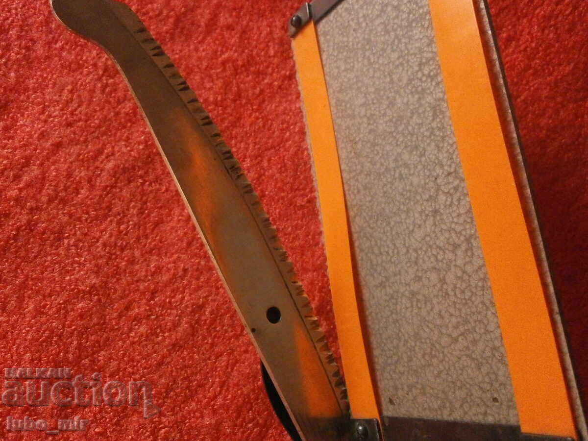 VECHE GHILOTINĂ PENTRU TĂIAT POZE cu preț € 7.16 | 14.00 BGN