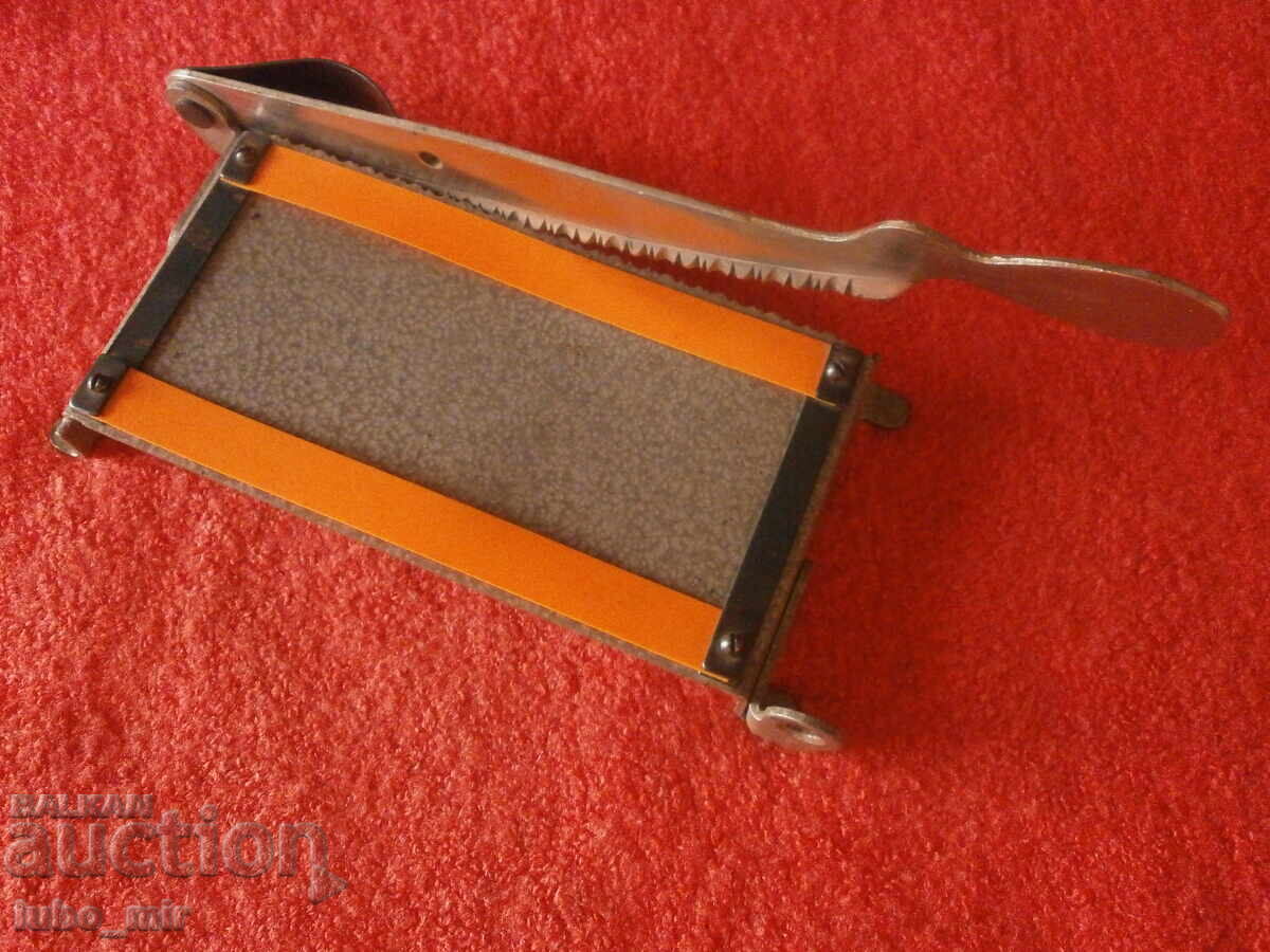 VECHE GHILOTINĂ PENTRU TĂIAT POZE - 6 VECHE GHILOTINĂ PENTRU TĂIAT POZE - 6