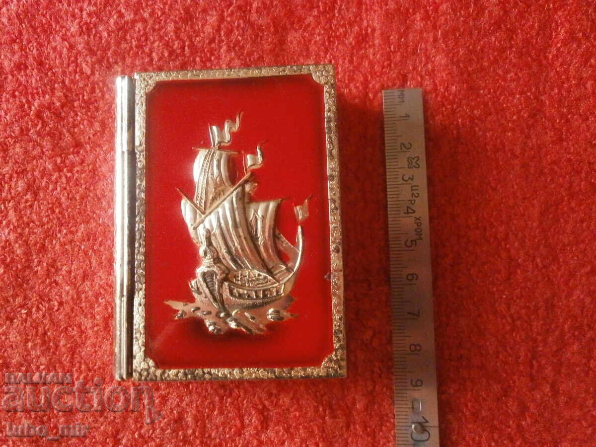 CUTIE METALICĂ VECHE PENTRU BIJUTERII cu preț 10.00 BGN | € 5.11 CUTIE METALICĂ VECHE PENTRU BIJUTERII cu preț 10.00 BGN | € 5.11