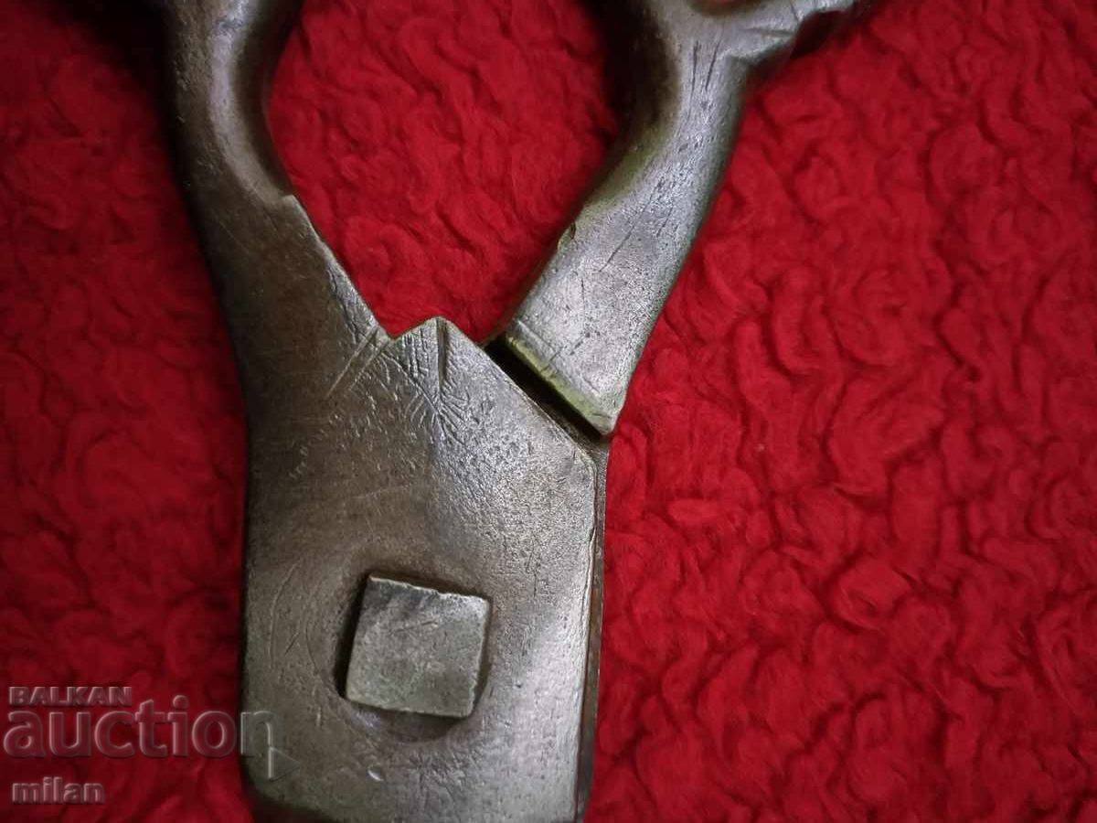 Μεγάλο ψαλίδι ραπτικής του 19ου αιώνα με τιμή 110.00 BGN | € 56.24 Μεγάλο ψαλίδι ραπτικής του 19ου αιώνα με τιμή 110.00 BGN | € 56.24