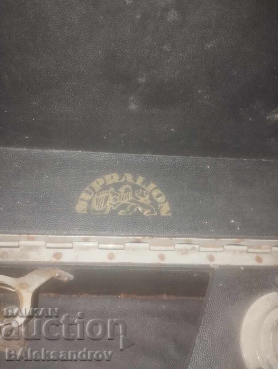 Licitație Vechi gramofon cu manivelă