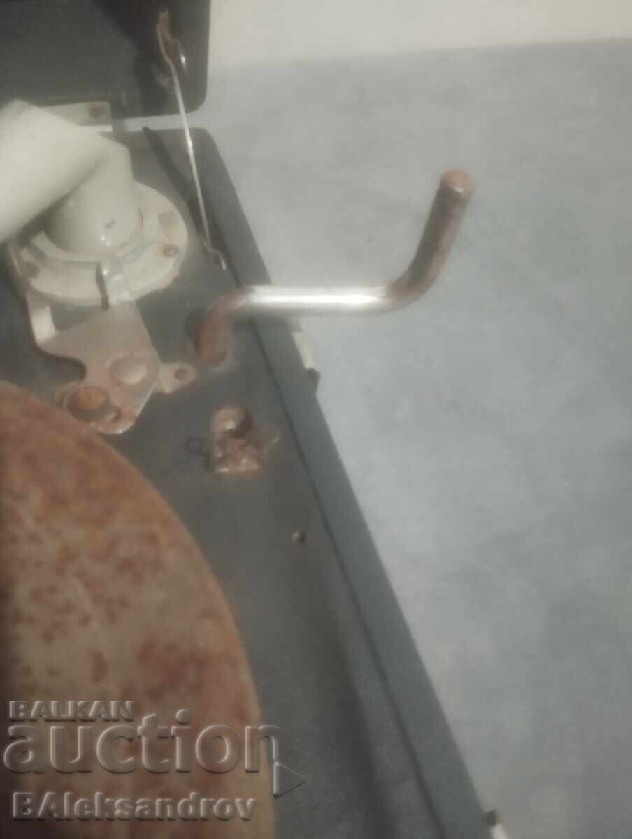 Vechi gramofon cu manivelă - 7