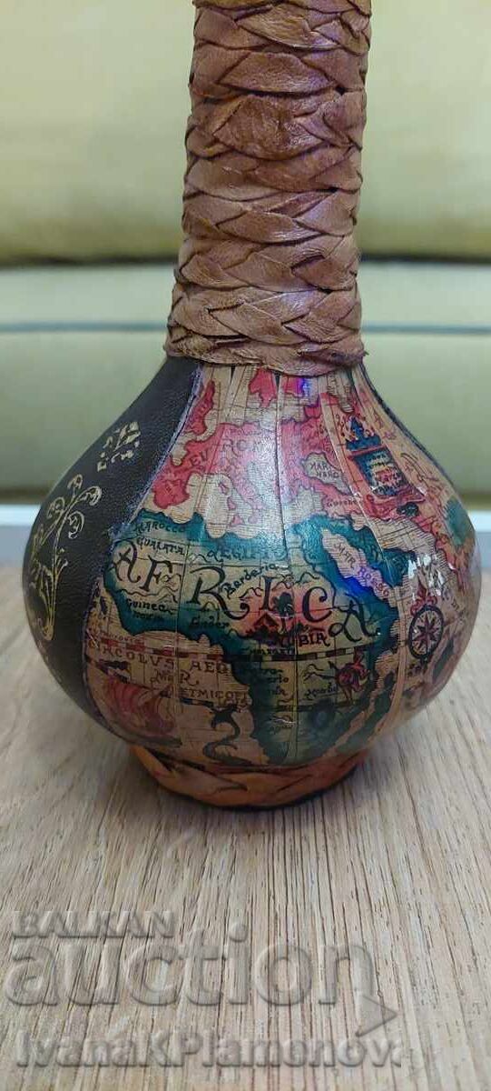 Δημοπρασία Ιταλική vintage φιάλη με δερμάτινη επένδυση για συλλέκτες Δημοπρασία Ιταλική vintage φιάλη με δερμάτινη επένδυση για συλλέκτες