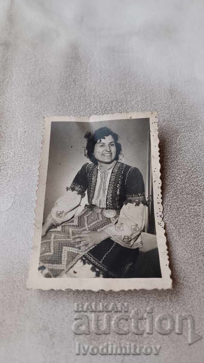 Φωτογραφία Νέας γυναίκας με παραδοσιακή φορεσιά