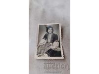 Снимка Млада жена в народна носия