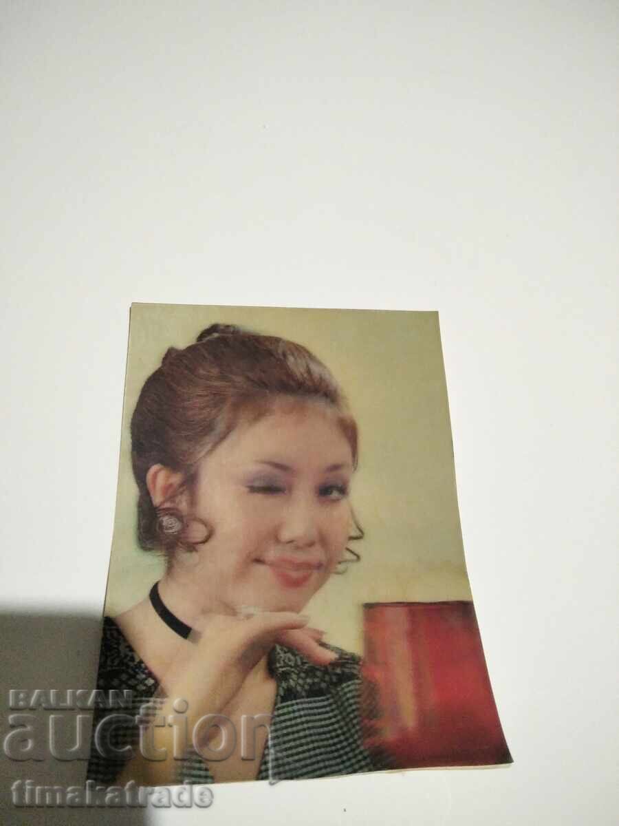 Στερεοφωνική κάρτα που κλείνει το μάτι κορίτσι