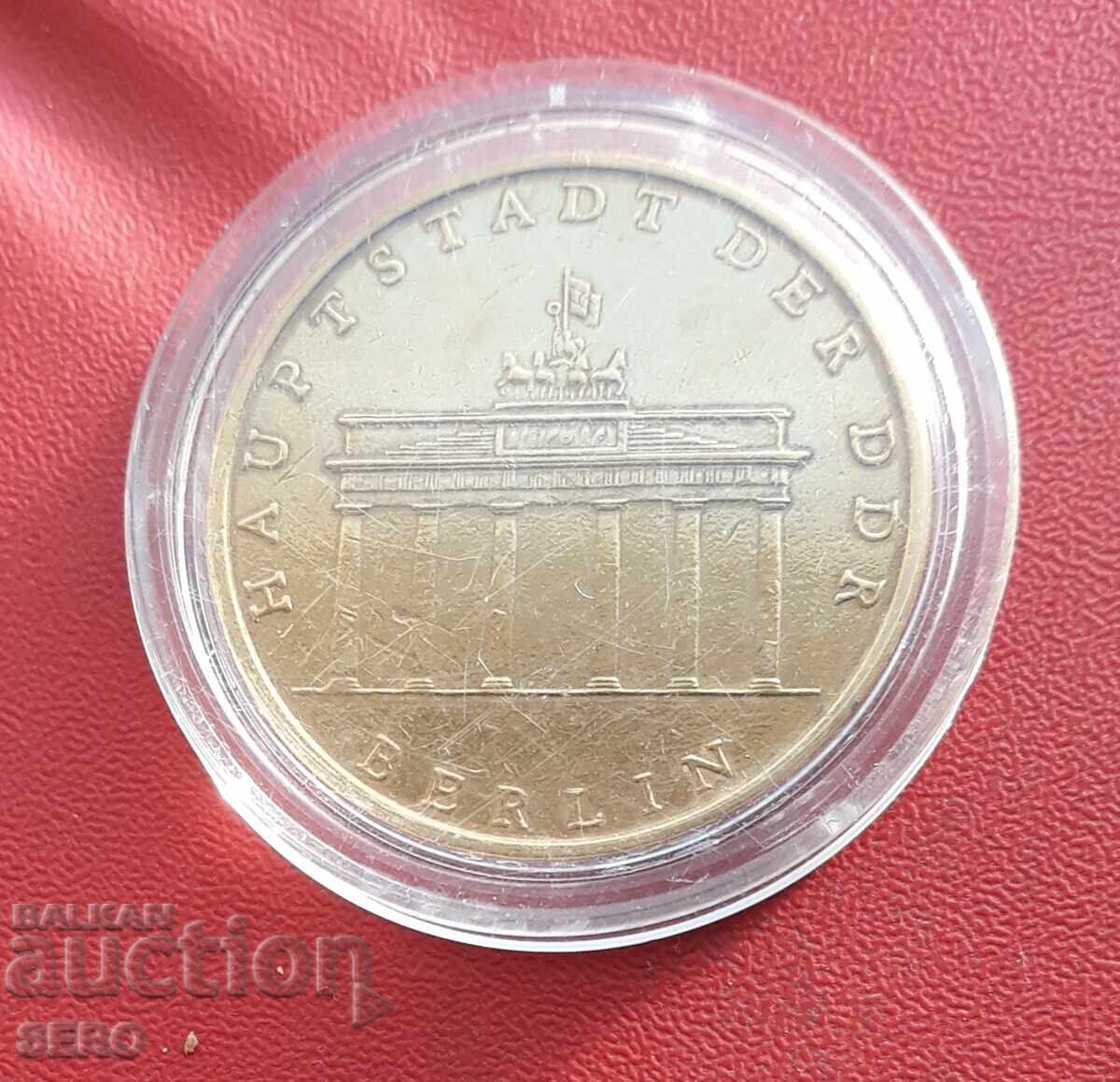 Γερμανία-ΓΛΔ-5 μάρκα 1971-Πύλη του Βρανδεμβούργου-επιχρυσωμένο με τιμή 2.00 BGN | € 1.02 Γερμανία-ΓΛΔ-5 μάρκα 1971-Πύλη του Βρανδεμβούργου-επιχρυσωμένο με τιμή 2.00 BGN | € 1.02