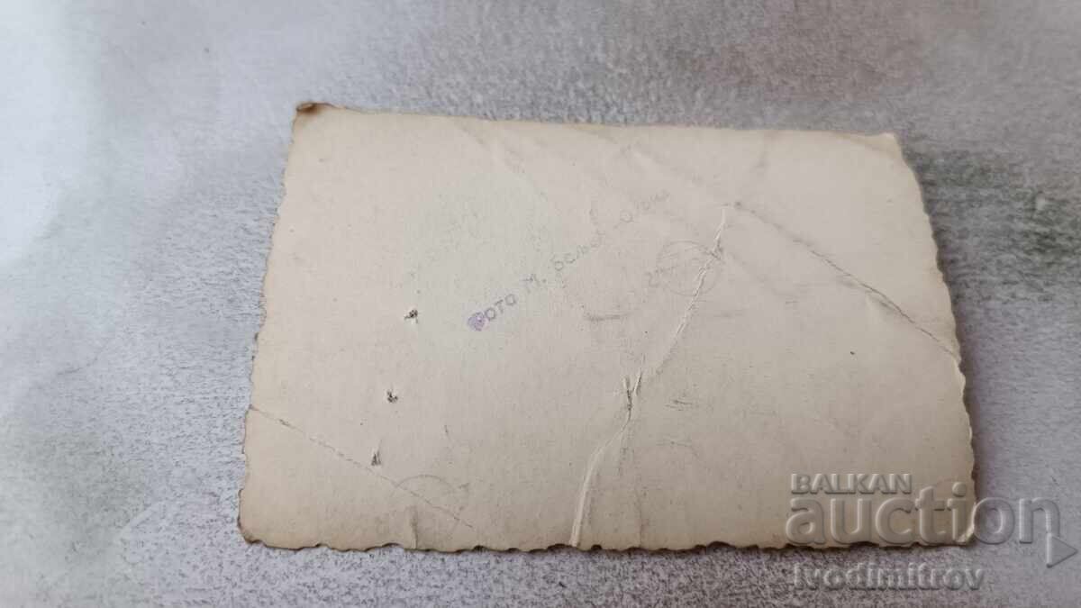 Φωτογραφία Αγόρι και κορίτσι με βάρκα στη θάλασσα με τιμή 2.45 BGN | € 1.25 Φωτογραφία Αγόρι και κορίτσι με βάρκα στη θάλασσα με τιμή 2.45 BGN | € 1.25