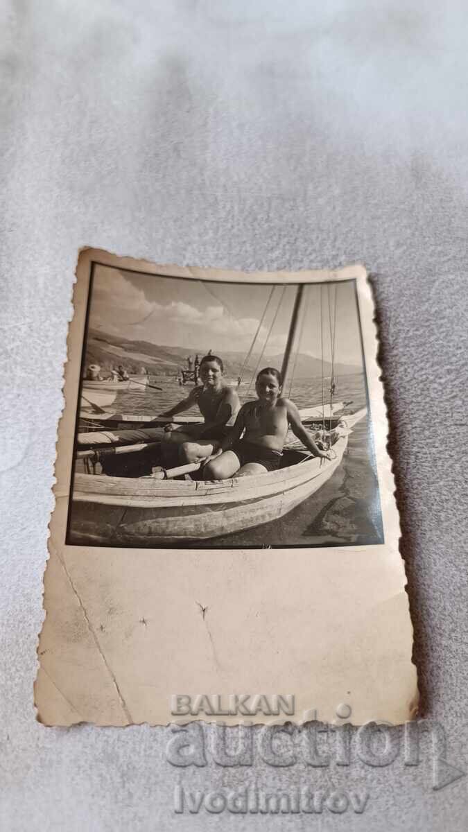 Φωτογραφία Αγόρι και κορίτσι με βάρκα στη θάλασσα Φωτογραφία Αγόρι και κορίτσι με βάρκα στη θάλασσα