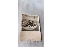 Fotografie Băiat și fată cu barcă pe mare