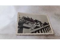 Fotografie Burgas Tînără fată pe balustrada Băilor Maritime 1955