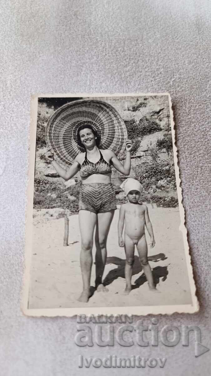 Φωτογραφία Γυναίκα και μικρό κοριτσάκι στην παραλία 1954 Φωτογραφία Γυναίκα και μικρό κοριτσάκι στην παραλία 1954