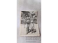 Φωτογραφία Γυναίκα και μικρό κοριτσάκι στην παραλία 1954