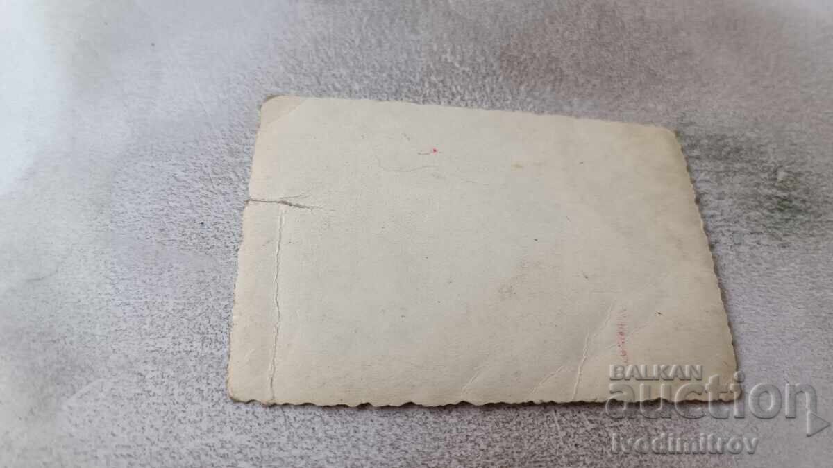 Fotografie Două femei pe o piatră pe malul mării cu preț 1.65 BGN | € 0.84