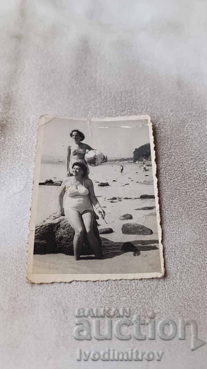 Fotografie Două femei pe o piatră pe malul mării