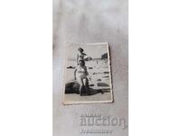 Fotografie Două femei pe o piatră pe malul mării