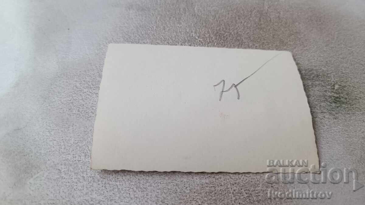 Φωτογραφία Νεολαία και κορίτσι στην παραλία με τιμή 1.65 BGN | € 0.84 Φωτογραφία Νεολαία και κορίτσι στην παραλία με τιμή 1.65 BGN | € 0.84