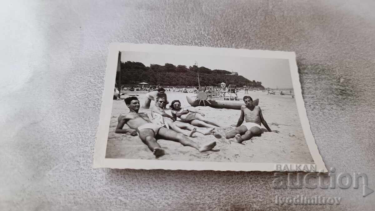 Φωτογραφία Νεολαία και κορίτσι στην παραλία Φωτογραφία Νεολαία και κορίτσι στην παραλία