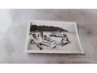 Foto Tineret și fată pe plajă