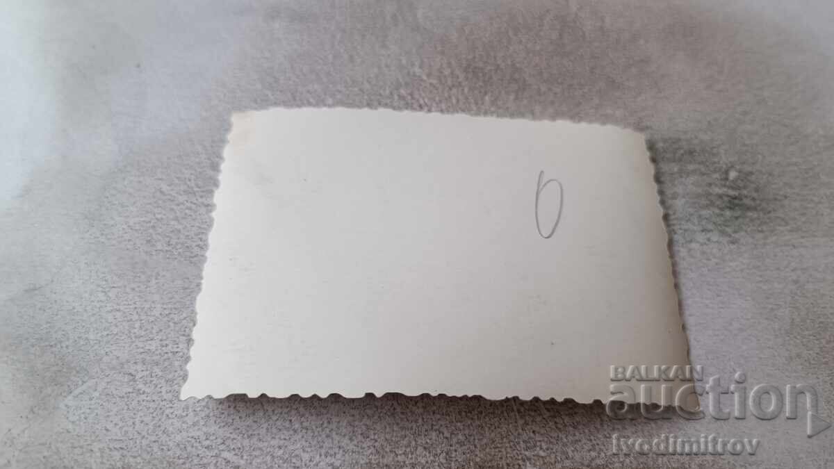 Foto Bărbați și femei pe plajă cu preț 1.65 BGN | € 0.84