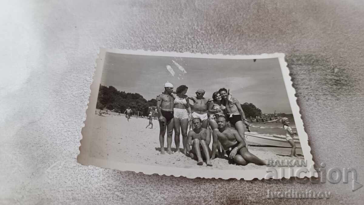 Foto Bărbați și femei pe plajă