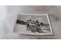 Foto Bărbați și femei pe plajă