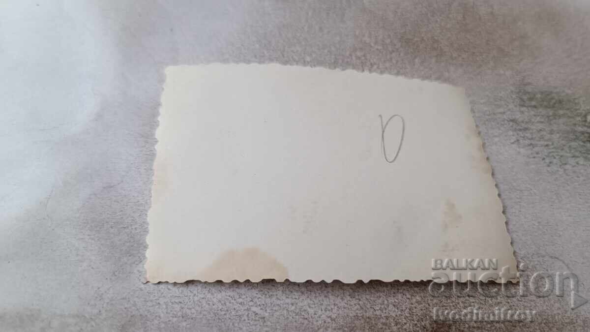 Foto Bărbați și femei pe plajă cu preț 1.65 BGN | € 0.84