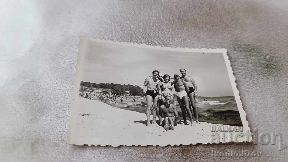 Foto Bărbați și femei pe plajă