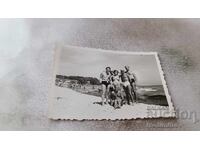 Foto Bărbați și femei pe plajă