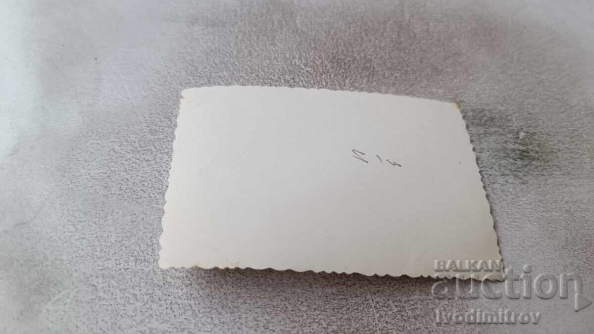 Φωτογραφία Ένας άντρας και δύο νεαρές γυναίκες στην παραλία με τιμή 1.65 BGN | € 0.84