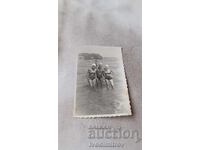 Φωτογραφία Ένας άντρας και δύο νεαρές γυναίκες στην παραλία