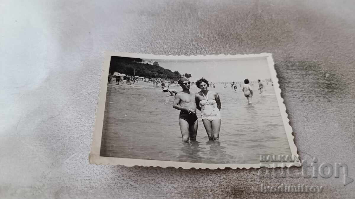 Φωτογραφία Άνδρας και γυναίκα στην παραλία Φωτογραφία Άνδρας και γυναίκα στην παραλία