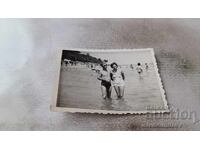 Fotografie Bărbat și femeie pe plajă