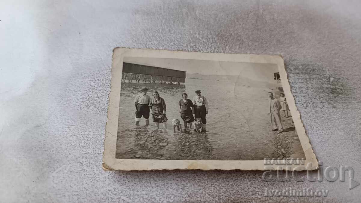 Φωτογραφία Άνδρες γυναίκες και παιδιά στο ποτάμι Φωτογραφία Άνδρες γυναίκες και παιδιά στο ποτάμι