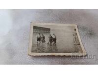 Fotografie Bărbați, femei și copii în râu