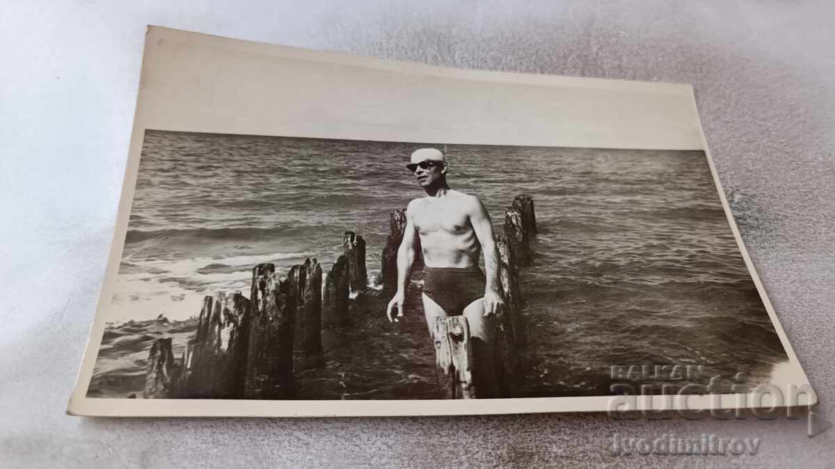 Fotografie Bărbat pe ruinele unui ponton în mare 1960
