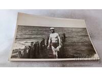 Fotografie Bărbat pe ruinele unui ponton în mare 1960