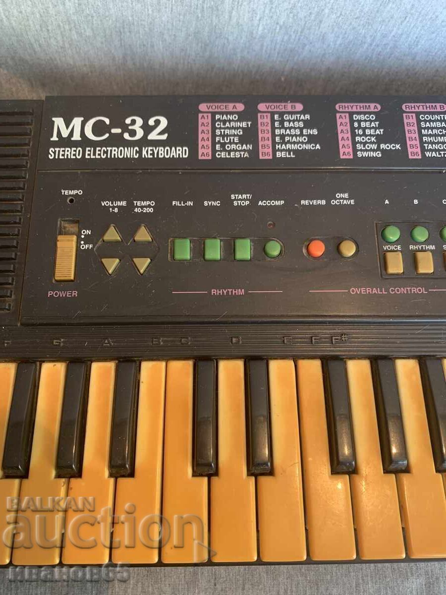 Licitație Sintetizator MC 32 stereo electronic Licitație Sintetizator MC 32 stereo electronic