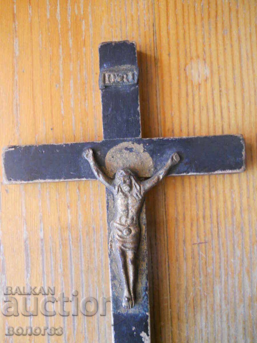 Cruce de perete antică din lemn cu răstignire și Maica Domnului cu preț € 43.46 | 85.00 BGN Cruce de perete antică din lemn cu răstignire și Maica Domnului cu preț € 43.46 | 85.00 BGN