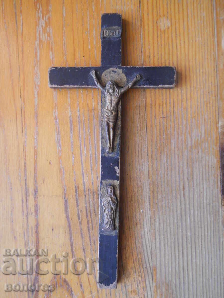 Cruce de perete antică din lemn cu răstignire și Maica Domnului Cruce de perete antică din lemn cu răstignire și Maica Domnului