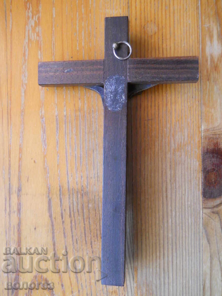 Cruce de perete vintage din lemn cu crucifix cu preț € 23.01 | 45.00 BGN