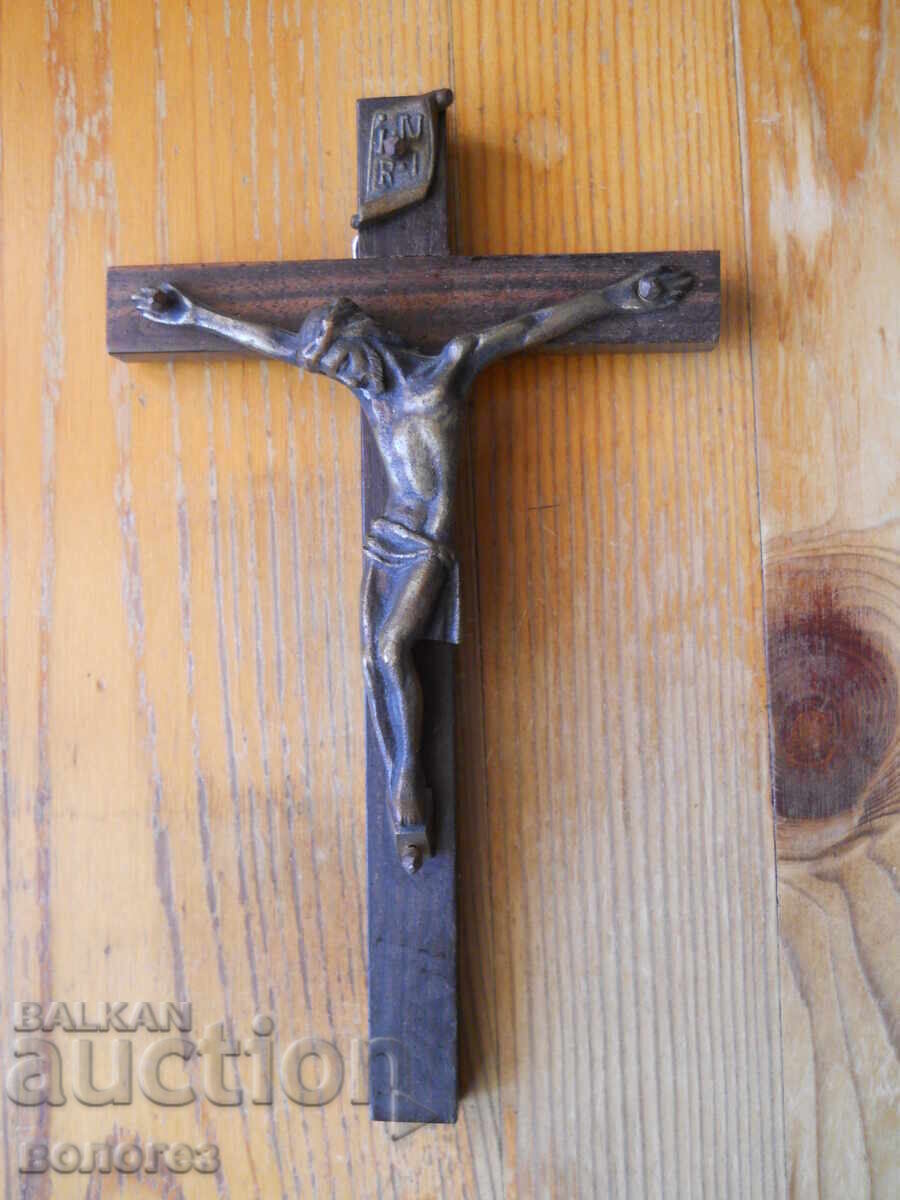 Cruce de perete vintage din lemn cu crucifix