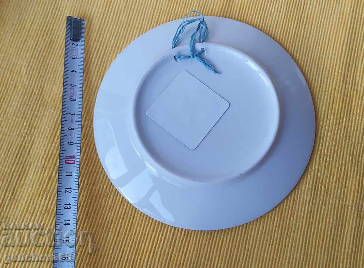 Farfurie decorativă din porțelan - Madrid/Spania cu preț 12.00 BGN | € 6.14 Farfurie decorativă din porțelan - Madrid/Spania cu preț 12.00 BGN | € 6.14