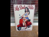 Μεταλλική πινακίδα μηχανή μοτοποδήλατο σκούτερ ιταλίδα σέξι γκόμενα