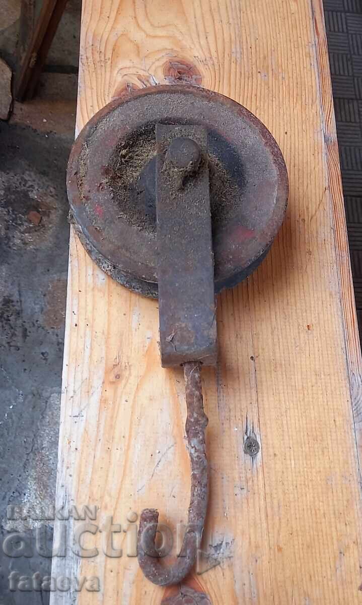 Veche mulinetă metalică rezistentă, se rotește cu preț 0.01 BGN | € 0.01 Veche mulinetă metalică rezistentă, se rotește cu preț 0.01 BGN | € 0.01