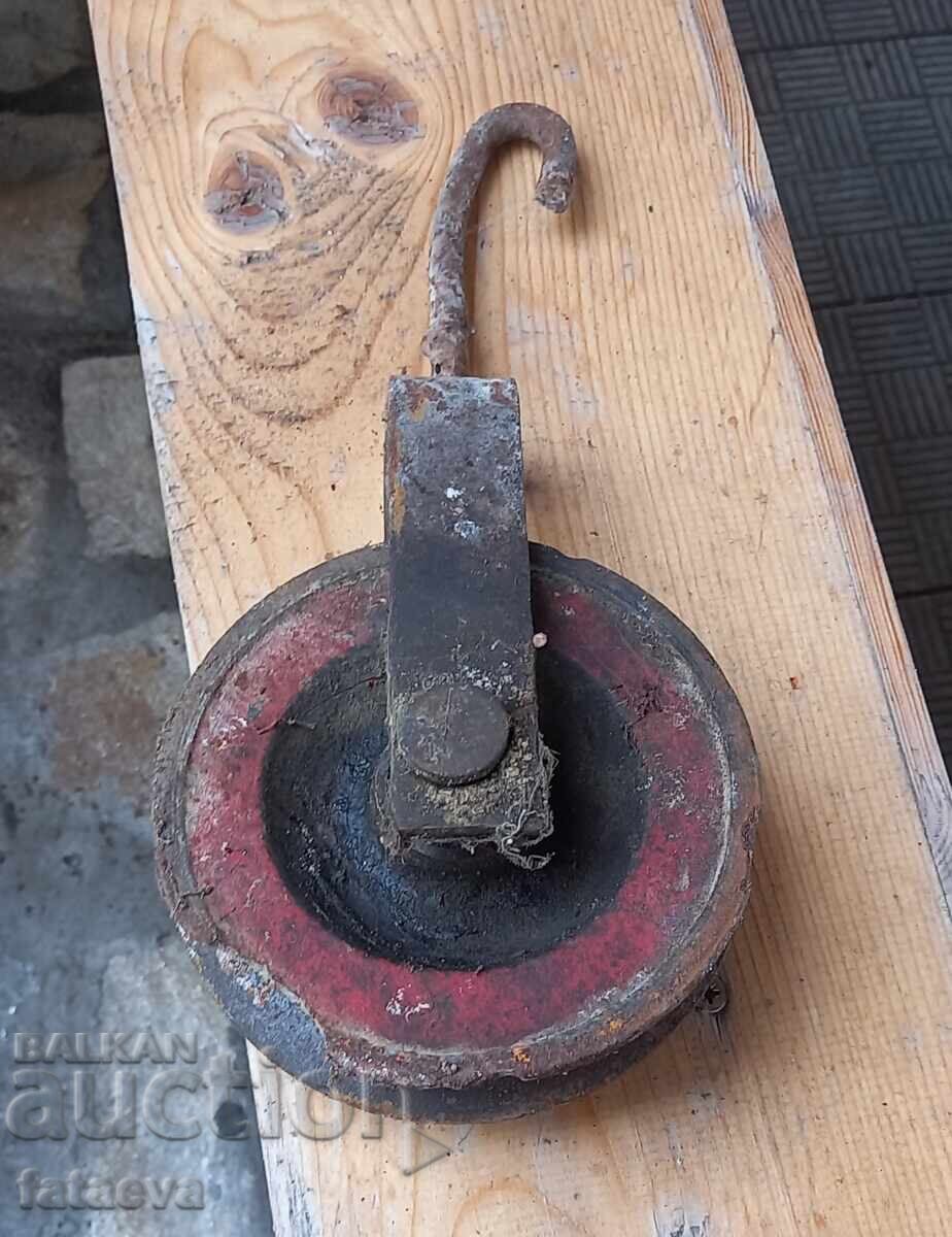 Veche mulinetă metalică rezistentă, se rotește Veche mulinetă metalică rezistentă, se rotește