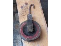 Veche mulinetă metalică rezistentă, se rotește